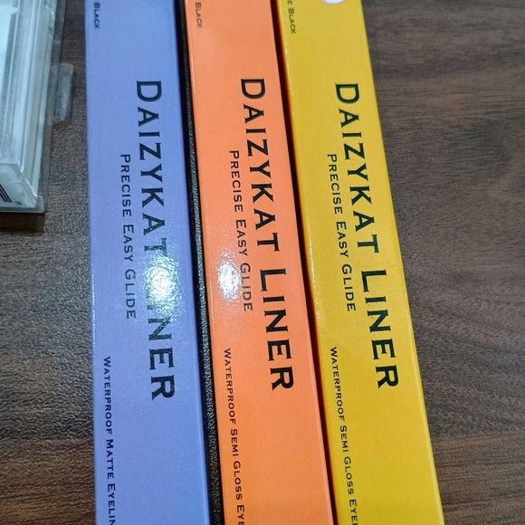 Eye Makeup Set w/ Lashes, 3 Blk Eyeliners, 1 Revlon Eyeshadow & 1 Blue Eyeliner - Picture 3 of 6